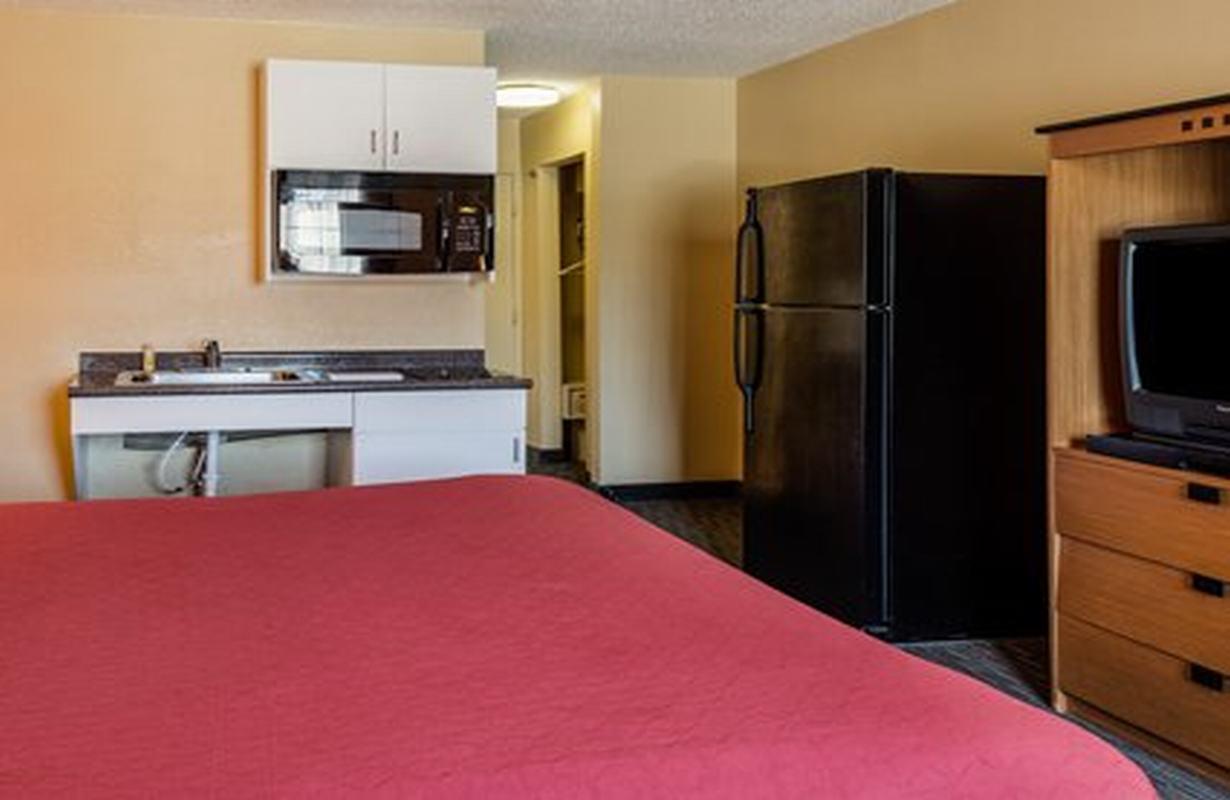 Suburban Studios Chester I-95 Extérieur photo