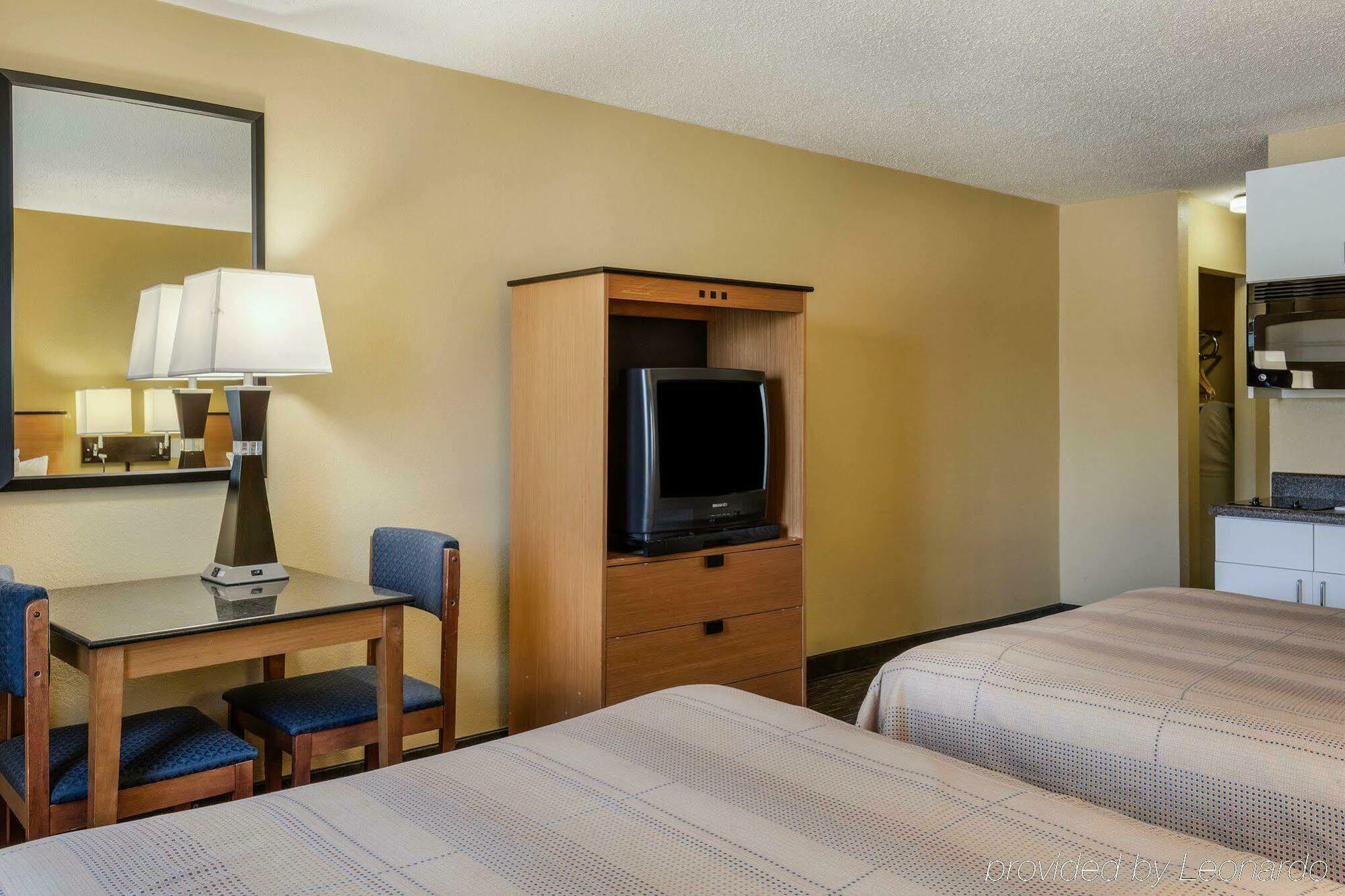 Suburban Studios Chester I-95 Extérieur photo